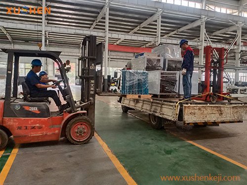 周口學(xué)校客戶定制的大型長(zhǎng)龍式洗碗機(jī)裝車(chē)發(fā)貨中